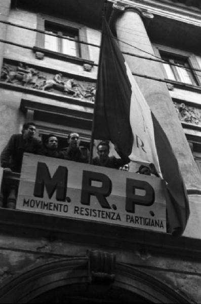 Insegna del Movimento di Resistenza Partigiana sovrastata dal tricolore