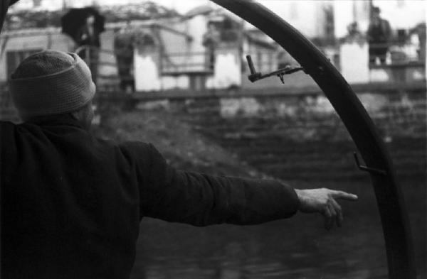 Il mostro del lago di Como. Uomo indica le acque del lago