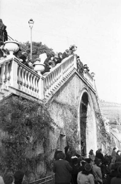 Genova Voltri. Celebrazione religiosa in occasione della Giornata della Serenità. Persone osservano dal parapetto di una scalinata