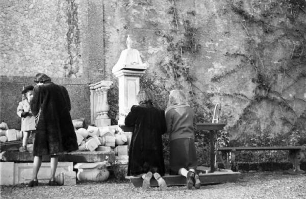 Genova Voltri. Celebrazione religiosa in occasione della Giornata della Serenità. Donne inginocchiate in preghiera