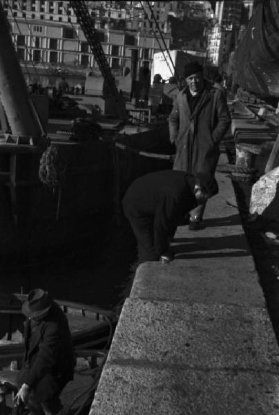 Genova. Sbarco di clandestini. Persone lungo la banchina del porto