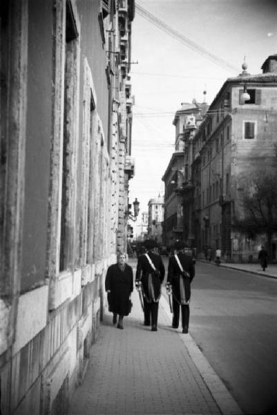 Roma. Due carabinieri in alta uniforme percorrono via del Quirinale