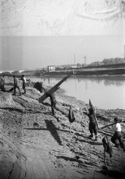 Italia Dopoguerra. Roma. Ponte sul Tevere in costruzione. Operazioni di bonifica lungo il fiume