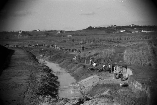 Italia Dopoguerra. Roma. Ponte sul Tevere in costruzione. Opere di canalizzazione