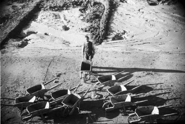 Italia Dopoguerra. Roma. Ponte sul Tevere in costruzione. Carriole