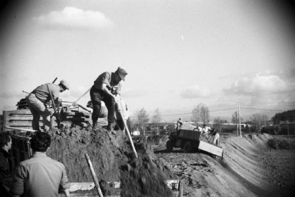 Italia Dopoguerra. Roma. Ponte sul Tevere in costruzione. Operai al lavoro