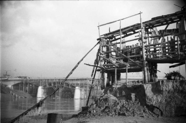 Italia Dopoguerra. Roma. Ponte sul Tevere in costruzione. Ossatura di legno di un edificio e ponte i costruzione