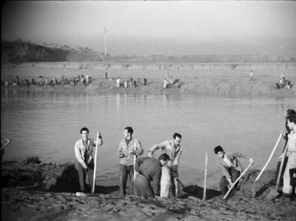 Italia Dopoguerra. Roma. Ponte sul Tevere in costruzione. Operai al lavoro lungo le sponde del fiume