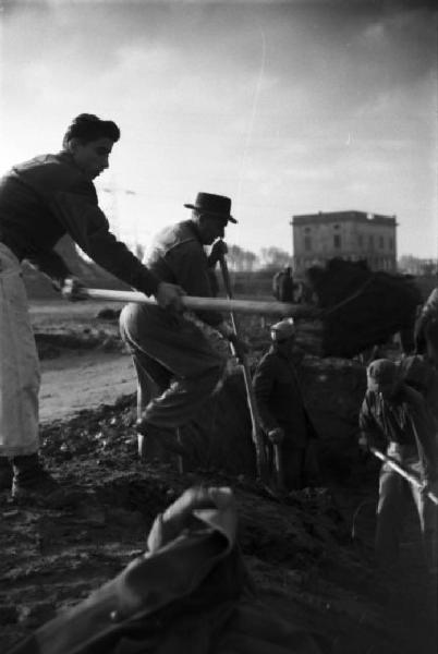 Italia Dopoguerra. Roma. Ponte sul Tevere in costruzione. Operai al lavoro lungo le sponde del fiume