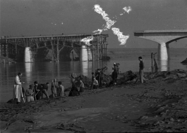 Italia Dopoguerra. Roma. Ponte sul Tevere in costruzione