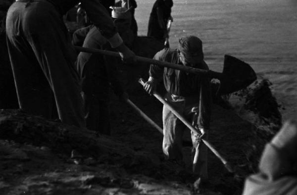 Italia Dopoguerra. Roma. Ponte sul Tevere in costruzione. Operai al lavoro armati di vanghe