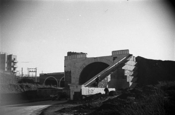 Italia Dopoguerra. Roma. Ponte sul Tevere in costruzione. Viadotto in costruzione