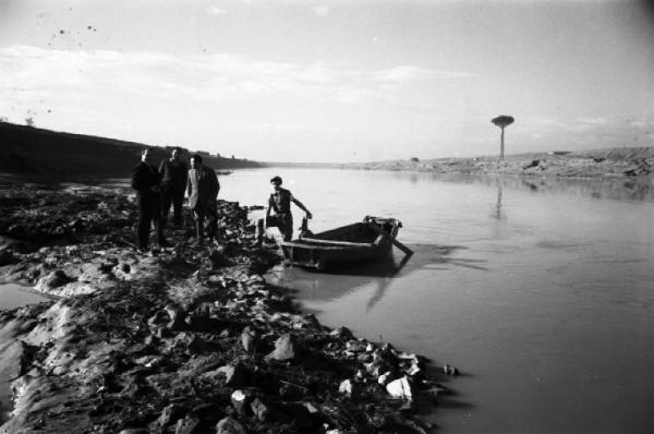 Italia Dopoguerra. Roma. Ponte sul Tevere in costruzione.  Consolidamento delle sponde del fiume