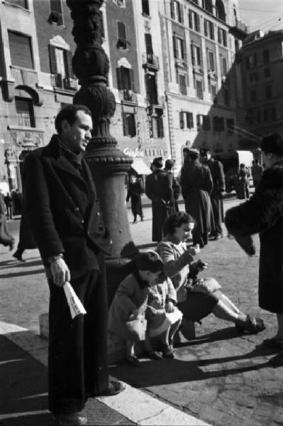 Italia Dopoguerra. Roma. Famiglia in riposo in piazza