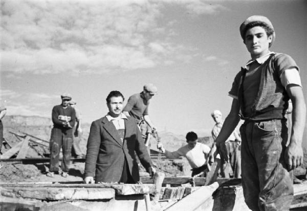 Italia Dopoguerra. Roma. Ponte sul Tevere in costruzione. Opere di consolidamento delle sponde del fiume. Operai al lavoro