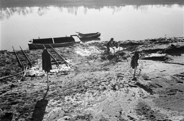 Italia Dopoguerra. Roma. Ponte sul Tevere in costruzione. Opere di consolidamento delle sponde del fiume