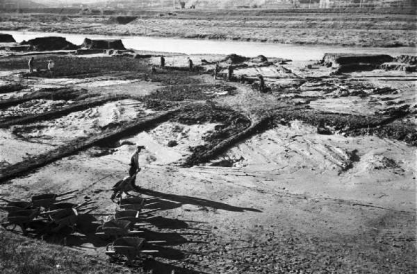 Italia Dopoguerra. Roma. Ponte sul Tevere in costruzione.  Opere di sbancamento lungo la sponda del fiume