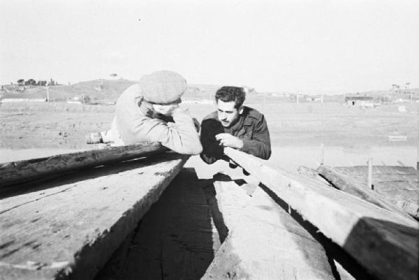 Italia Dopoguerra. Roma. Ponte sul Tevere in costruzione.  Operai a colloquio durante una pausa