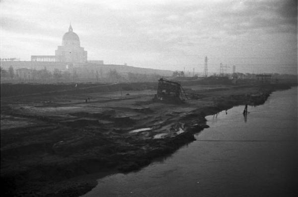 Italia Dopoguerra. Roma. Ponte sul Tevere in costruzione. Opere di sbancamento lungo la sponda del fiume