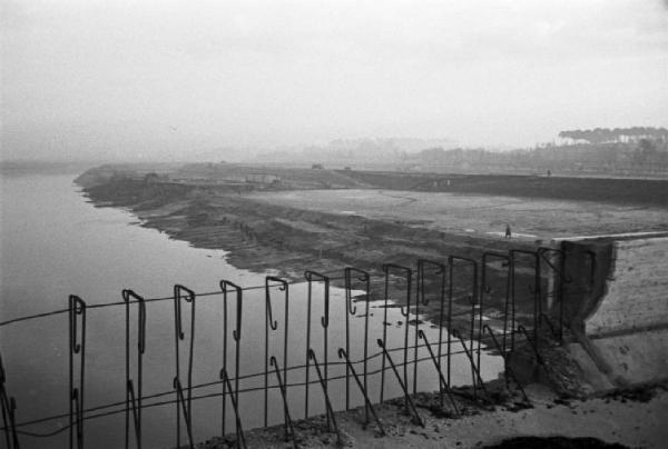 Italia Dopoguerra. Roma. Ponte sul Tevere in costruzione. Ponte in costruzione. Anima in ferro del parapetto