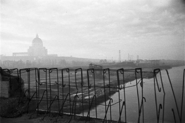 Italia Dopoguerra. Roma. Ponte sul Tevere in costruzione. Ponte in costruzione. Anima in ferro del parapetto. Sullo sfondo una chiesa a pianta centrale