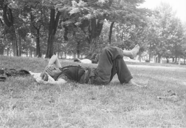 Milano. Parco Sempione. Un uomo riposa sdraiato sul prato