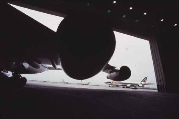 Alitalia. Interno di un hangar - reattore di un aeroplano