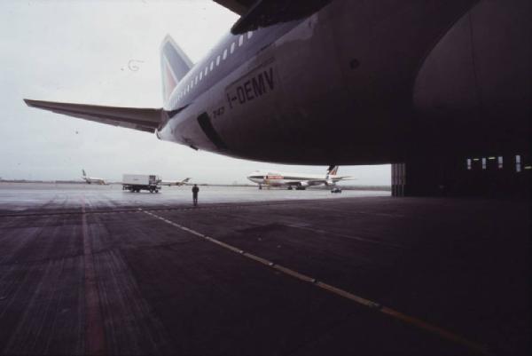 Alitalia. Interno di un hangar - aeroplano della compagnia di bandiera - carlinga