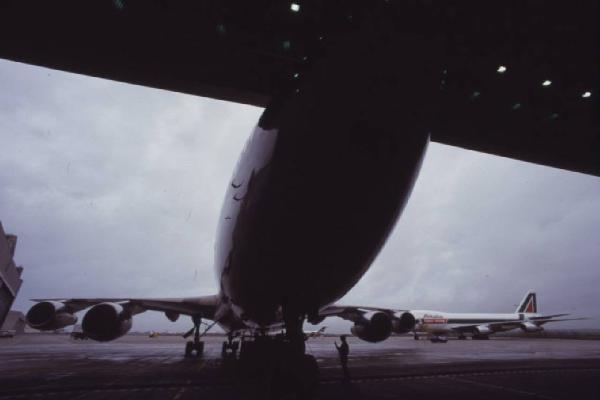 Alitalia. Interno di un hangar - aeroplano della compagnia di bandiera