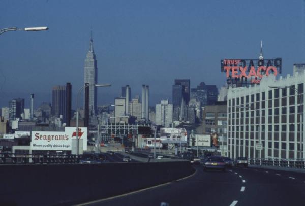 New York. Veduta urbana - arteria di comunicazione verso Manhattan