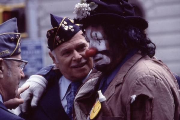 New York. Manhattan - clown abbraccia un reduce di guerra