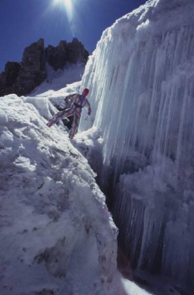 Campagna pubblicitaria Ellesse. Fotomodella indossa tuta da sci arlecchino - neve - cascata ghiacciata