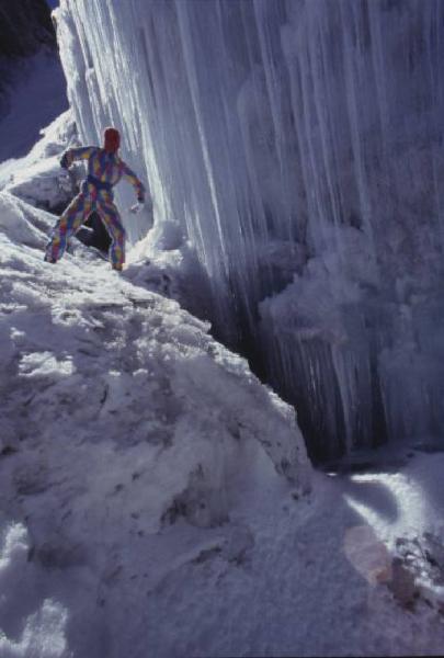 Campagna pubblicitaria Ellesse. Fotomodella indossa tuta da sci arlecchino - neve - cascata ghiacciata