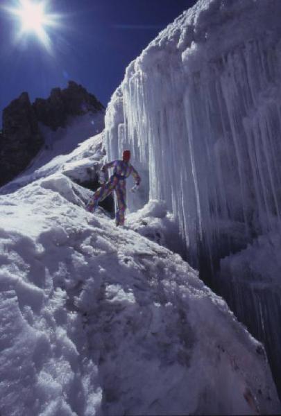 Campagna pubblicitaria Ellesse. Fotomodella indossa tuta da sci arlecchino - neve - cascata ghiacciata