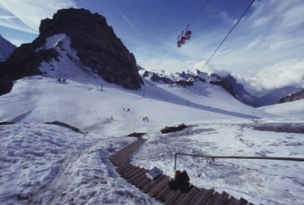 Monte Bianco - la scaletta che conduce al ghiacciaio del Toula. In alto le cabine dell'ovovia