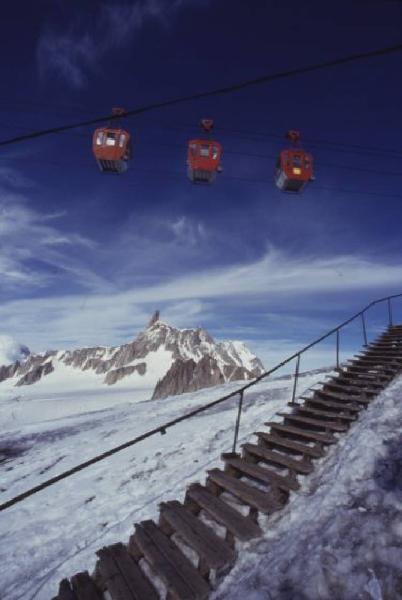 Monte Bianco - la scaletta che conduce al ghiacciaio del Toula. In alto le cabine dell'ovovia