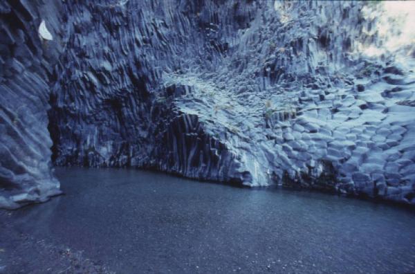 Formazioni rocciose e pozza d'acqua