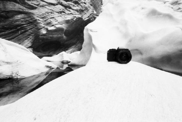 Macchina fotografica posizionata sulla roccia bianca e levigata