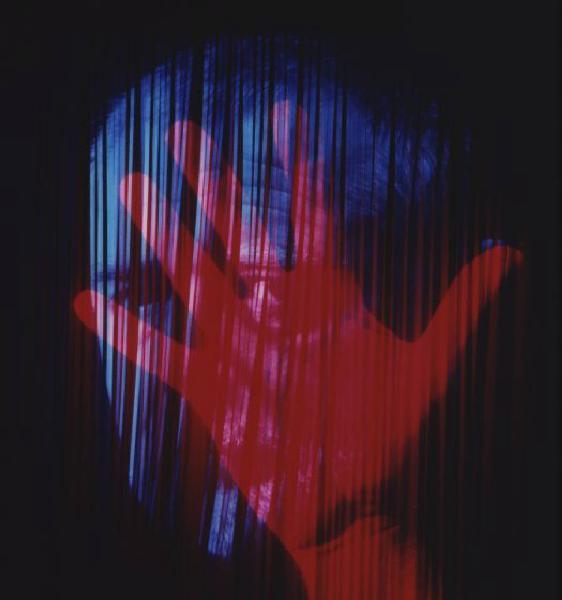 Klaustrofobia. Ritratto maschile - autoritratto dell'artista "Strisce" con sovrapposizione di una mano