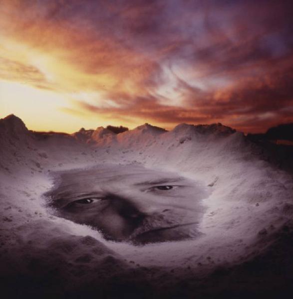 Klaustrofobia. Ritratto maschile - autoritratto dell'artista proiettato su una spiaggia. Luce della sera - tramonto