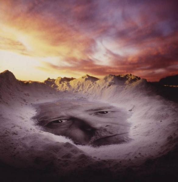 Klaustrofobia. Ritratto maschile - autoritratto dell'artista proiettato su una spiaggia. Luce della sera - tramonto