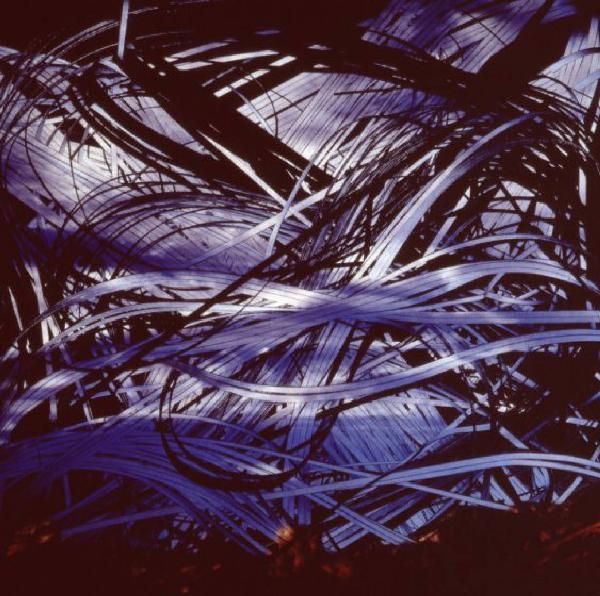 Klaustrofobia. Fondale "Spaghetti" - groviglio di strisce di carta. Luce bianco/azzurra