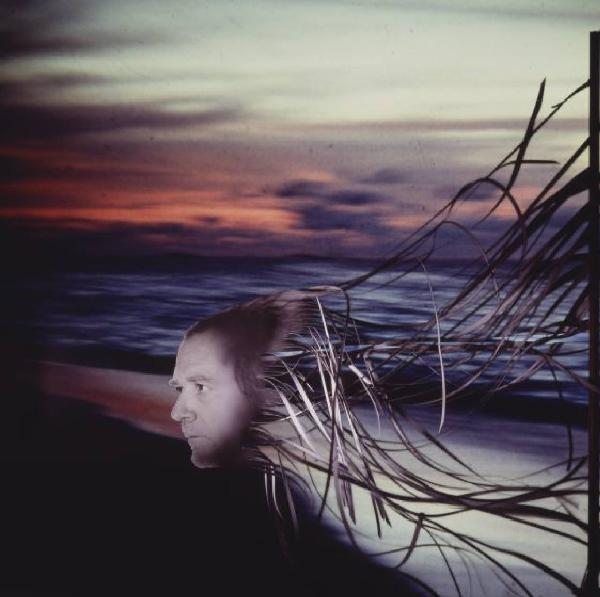 Klaustrofobia. Ritratto maschile - autoritratto dell'artista "Medusa" proiettato su fondale "Spiaggia". Luce del tramonto