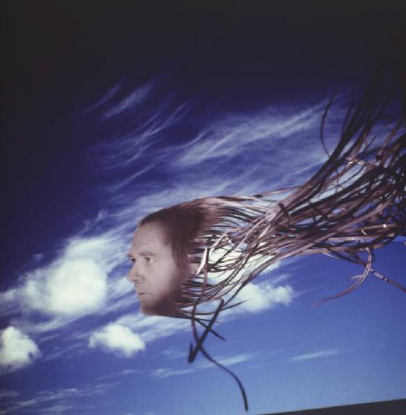 Klaustrofobia. Ritratto maschile - autoritratto dell'artista "Medusa" proiettato su fondale "Cielo"