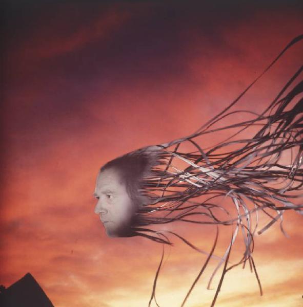Klaustrofobia. Ritratto maschile - autoritratto dell'artista "Medusa" proiettato sul fondale "Cielo". Luce del tramonto