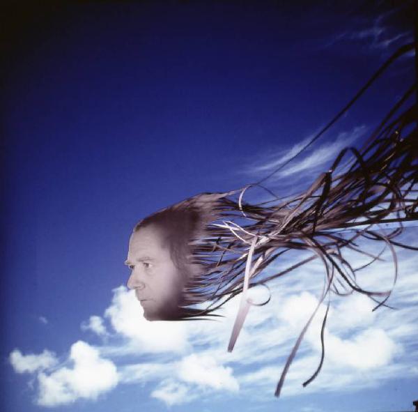 Klaustrofobia. Ritratto maschile - autoritratto dell'artista "Medusa" proiettato sul fondale "Cielo"