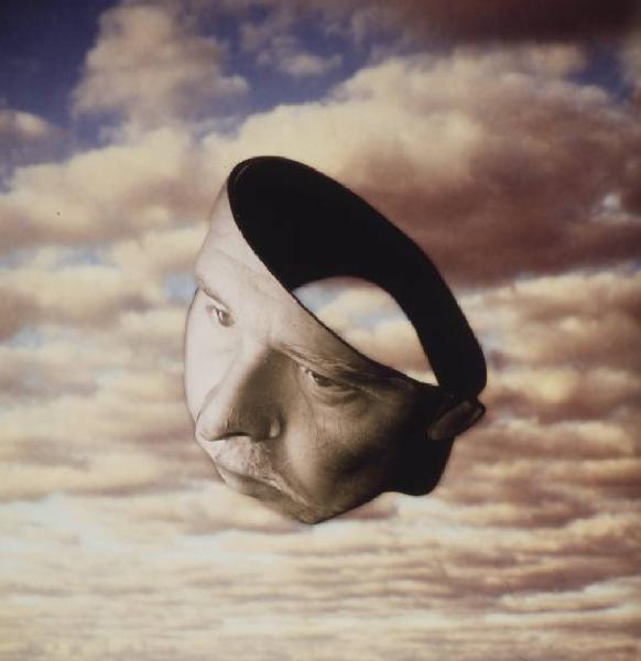 Klaustrofobia. Ritratto maschile - autoritratto dell'artista "Maschera" su fondale "Cielo". Luce giallastra