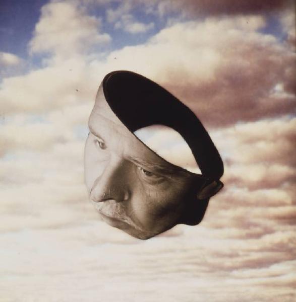 Klaustrofobia. Ritratto maschile - autoritratto dell'artista "Maschera" su fondale "Cielo". Luce bianco/rosata