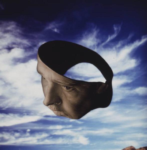 Klaustrofobia. Ritratto maschile - autoritratto dell'artista "Maschera" su fondale "Cielo". Luce celeste