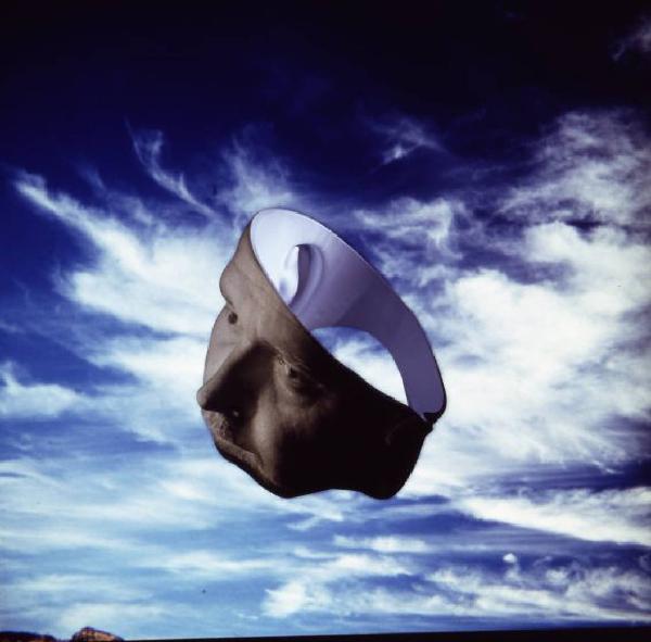 Klaustrofobia. Ritratto maschile - autoritratto dell'artista "Maschera" su fondale "Cielo". Luce celeste